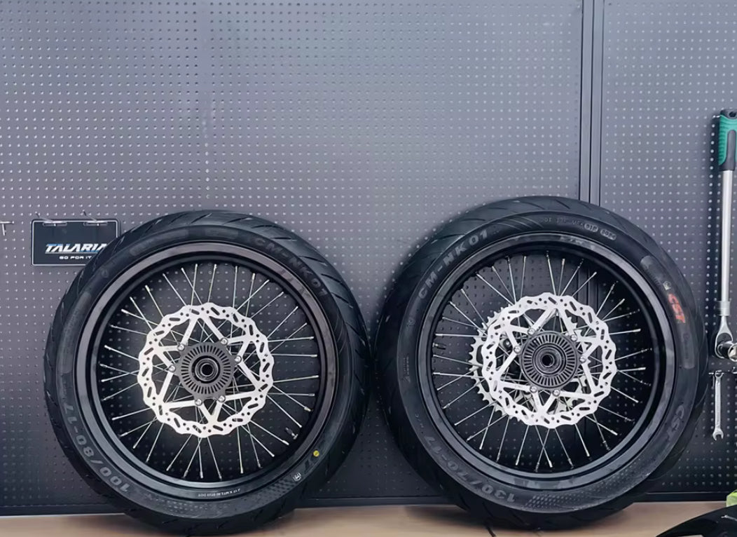 Ultra Bee super motos (PREORDER)